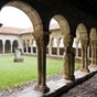 Cloître de la cathédrale de Saint-Bertrand-de-Comminges. Il présente un plan de quadrilatère irrégulier. Trois de ses galeries sont romanes, recouvertes d'une charpente à claire-voie. Elles ont des arcs cintrés qui reposent sur une double rangée de colonn